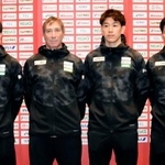 　中国への出発前に取材に応じるバレーボール男子日本代表の石川祐希（左から３人目）、ティリ監督（同２人目）ら＝７日、羽田空港