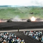 　陸上自衛隊の「富士総合火力演習」で射撃練習する戦車＝７日午前、静岡県の東富士演習場