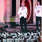 　ロシア寄り政党連合「強いアルメニア」の集会にオンラインで参加したカラペチャン氏（左）＝３日、アルメニア・エレバン（共同）