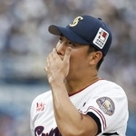 　５回を投げ終え、厳しい表情でベンチに戻るヤクルト・奥川。降板した＝神宮