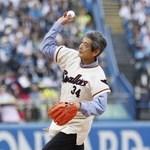 　始球式を務めた金田正一さんの息子で俳優の賢一さん＝神宮