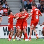 　ラグビーリーグワン１部プレーオフ決勝で東京ベイを破って初優勝し、喜ぶ李承信（左から３人目）ら神戸フィフティーン＝７日、東京・ＭＵＦＧスタジアム