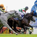 　第７６回安田記念を制した武豊騎乗のシックスペンス（右）＝東京競馬場
