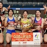 　女子七種競技を終え、写真に納まる田中友梨（前列中央）ら＝ヒマラヤスタジアム岐阜