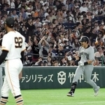　９回、同点ソロを放ち本塁に向かうロッテ・安田。左はマルティネス＝東京ドーム