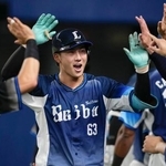 　１２回、勝ち越しソロを放ち、ナインに迎えられる西武・長谷川＝バンテリンドーム