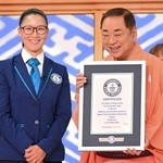 　ギネス世界記録の認定証を受け取る三遊亭好楽さん（右）