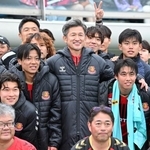 　琉球戦を終え、サポーターと写真に納まる福島・三浦（中央）＝とうスタ