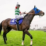 　第７６回安田記念をシックスペンスで制し、喜ぶ武豊騎手＝東京競馬場