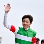 　第７６回安田記念をシックスペンスで制した武豊騎手。５７歳２カ月での勝利は中央Ｇ１最年長記録となった＝東京競馬場