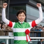 　第７６回安田記念をシックスペンスで制した武豊騎手。５７歳２カ月での勝利は中央Ｇ１最年長記録となった＝東京競馬場