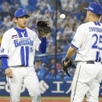 　１２回、ソフトバンクに勝ち越しを許したＤｅＮＡ・山崎（左）。右は筒香＝横浜