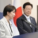 　首脳会談後、記者会見する高市首相（左）と韓国の李在明大統領＝５月、韓国・安東（共同）