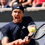 　男子シングルス決勝でプレーするアレクサンダー・ズベレフ＝パリ（共同）