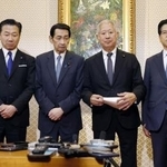 　皇族数確保策の「立法府の総意」案を取りまとめた後、記者団の取材に応じる（左から）福山参院副議長、関口参院議長、森衆院議長、石井衆院副議長＝５日、衆院議長公邸