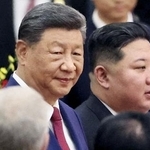 　２０２５年９月、レセプションに臨む中国の習近平国家主席（左）と北朝鮮の金正恩朝鮮労働党総書記＝北京の人民大会堂（ロイター＝共同）