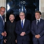 　会談後にポーズをとる（左から）ドイツのメルツ首相、ウクライナのゼレンスキー大統領、スターマー英首相、フランスのマクロン大統領＝７日、ロンドン（ＡＰ＝共同）