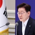 　８日、韓国大統領府で就任１年に合わせた記者会見を行う李在明大統領（聯合＝共同）