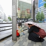　東京・秋葉原の無差別殺傷事件現場となった交差点で手を合わせる人＝８日午前