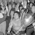 　１９７２年３月、大相撲春場所で初優勝を飾り、賜杯を手に笑顔を見せる長谷川＝大阪府立体育会館