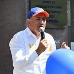 　アルメニアの首都エレバンで演説するパシニャン首相＝５日（共同）