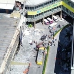 　フィリピンのミンダナオ島で、損壊した建物近くに集まった救急隊員ら＝８日、ジェネラルサントス（ＧｅｎＳａｎ　ＤＥＶ提供、ロイター＝共同）