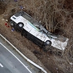 　国道から転落、横転したスキーバス＝２０１６年１月、長野県軽井沢町