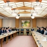 　皇族数確保策に関する「立法府の総意」案を各党派に示すため、衆参両院が開いた全体会議＝８日午後、衆院議長公邸