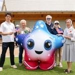 　東京都北区の児童養護施設「星美ホーム」に防災キットを届けた米国のグラス駐日大使（中央）ら＝６日（在日米大使館提供）