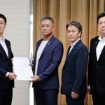 　大阪市の横山英幸市長（左端）に要望書を提出する自公の市議＝８日午前、大阪市役所