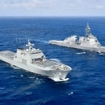　捜索救難訓練に参加した海上自衛隊のイージス艦「こんごう」（奥）と韓国の揚陸艦「チョンジャボン」（手前）（海上自衛隊提供）