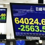 　前週末比２５６３円５２銭安となった日経平均株価の終値を示すモニター＝８日午後、東京都港区の外為どっとコム
