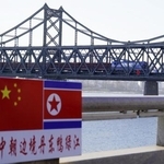 　北朝鮮から中国遼寧省丹東に向かう貨物列車＝２０２５年１２月（共同）