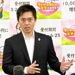 　記者団の取材に応じる大阪府の吉村洋文知事＝８日午後、大阪府庁
