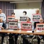 　記者会見でプラカードを掲げる被爆者団体などの代表者ら＝８日午後、長崎市