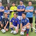 　オランダなど３カ国の在日大使館関係者らとのフットサル大会に臨む超党派議連のメンバーら＝８日午後、東京都内