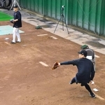 　ブルペンで調整する巨人・田中将（手前）と則本＝ジャイアンツ球場