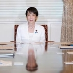 　自民党役員会に臨む高市首相（中央）＝８日午後、国会