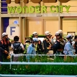 　商業施設に集まった警察官や消防隊員ら＝８日午後６時５１分、名古屋市西区
