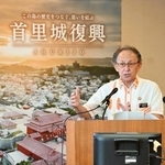 　記者会見する沖縄県の玉城デニー知事＝８日午後、沖縄県庁
