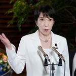 　自民党総裁選での中傷動画作成疑惑に関し、記者団の取材に応じる高市首相＝８日午後、首相官邸