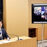 　オンライン形式のＧ７農相会合に出席した鈴木農相＝８日午後、農水省
