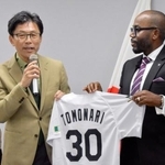 　野球のナイジェリア代表監督に就任した友成晋也氏（左）＝８日、東京都内