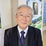 　取材に応じる「新渡戸基金」の藤井茂理事長＝４月、盛岡市