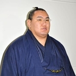 　大相撲パリ公演への出発前、羽田空港で取材に応じる横綱豊昇龍＝９日