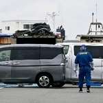 　男性の遺体が見つかった現場付近を調べる警察官＝９日午前１１時２０分、神戸市須磨区