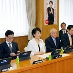 　自民党総務会に臨む有村総務会長（左から３人目）ら。国家安全保障戦略など安保関連３文書の改定に向けた政府への提言案を了承した＝９日午前、東京・永田町の党本部