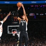 　ニックスとのＮＢＡ決勝第３戦で３点シュートを放つスパーズのウェンバンヤマ＝ニューヨーク（ＮＢＡＥ・ゲッティ＝共同）