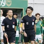 　サッカーＷ杯北中米３カ国大会１次リーグＤ組米国-パラグアイの第４審判に割り当てられた荒木友輔氏（右）と予備副審の三原純氏＝５月、味の素スタジアム