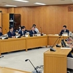 　兵庫県議会の総務常任委員会＝９日午前、兵庫県庁